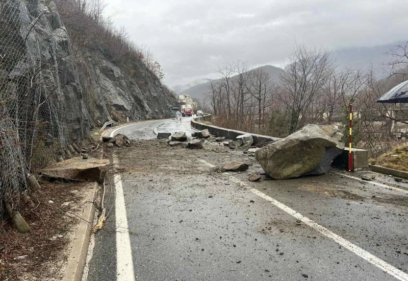 Odron kod Jablanice: Promet djelomično blokiran, vozačima se savjetuje oprez